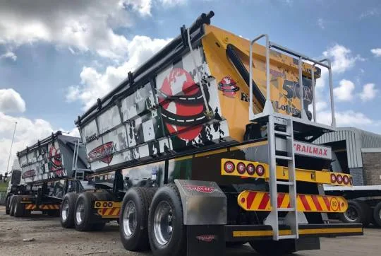 Side tipper trailers in a yard